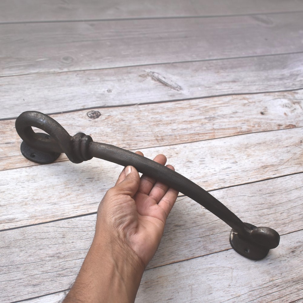 This handcrafted twisted iron pull handle is made from premium-quality forged iron and finished in antique black for a timeless rustic appearance. Designed for durability and comfort, it is perfect for barn doors, gates, cabinets, wardrobes, cupboards, and furniture, adding authentic blacksmith craftsmanship to any home.