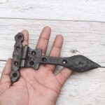 Vintage-Style Arrowhead Strap Hinges – Rustic Decorative Iron Door & Gate Hardware