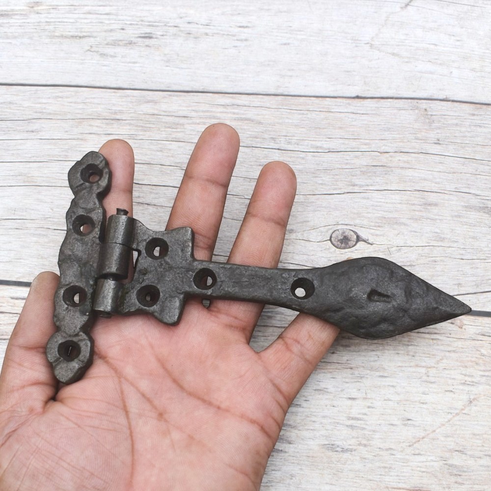 Vintage-Style Arrowhead Strap Hinges – Rustic Decorative Iron Door & Gate Hardware